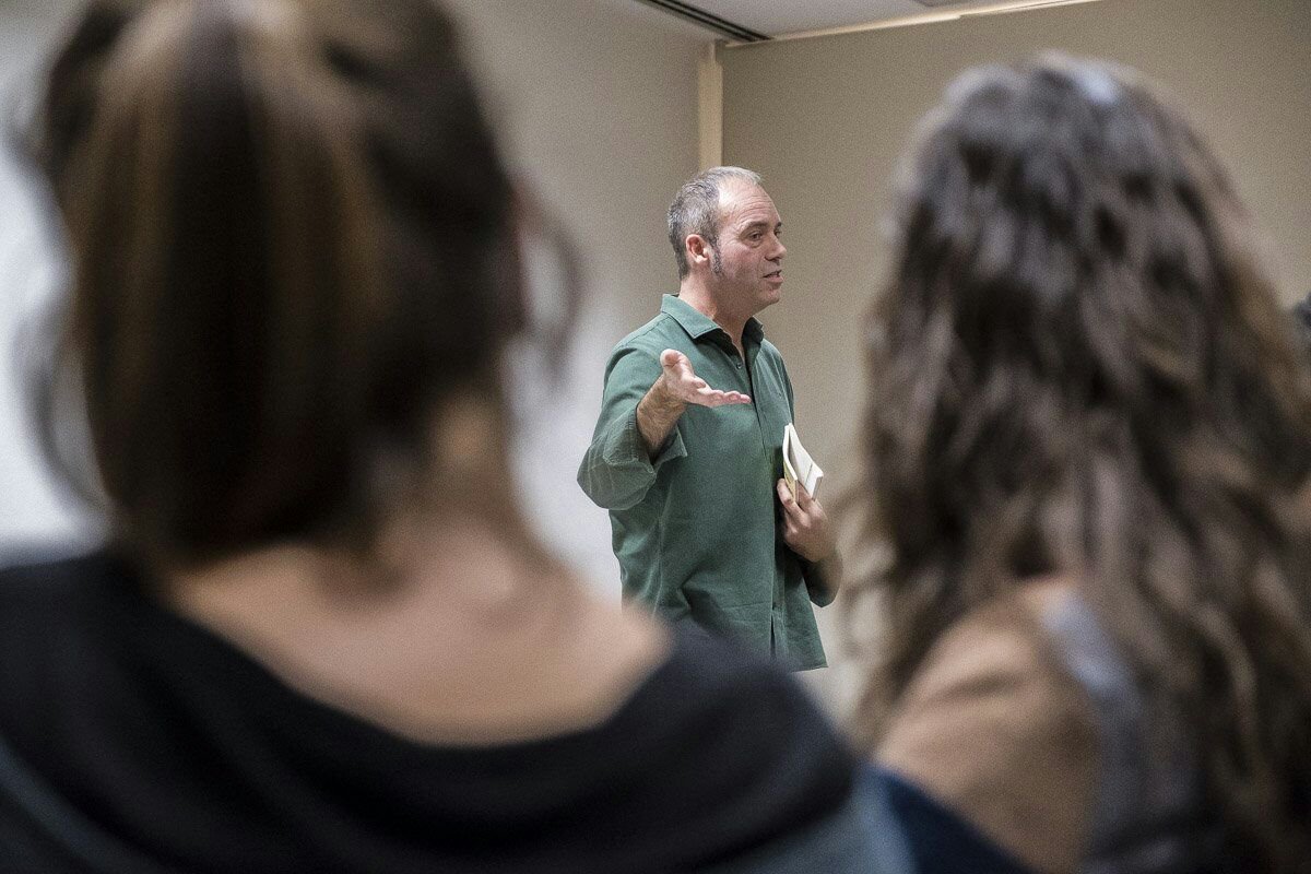 El doctor David Vidal Castell, en una sessió de taller de periodisme literari.